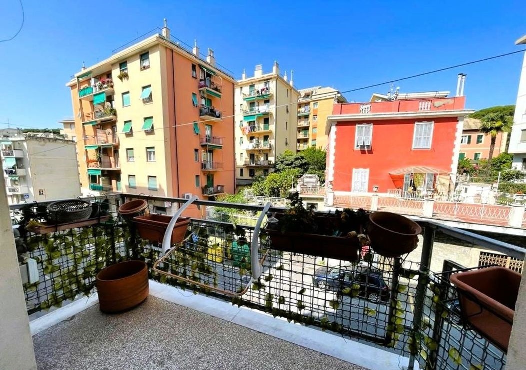 Bilocale Luminoso con Doppio Balcone – Vista Aperta a Quarto