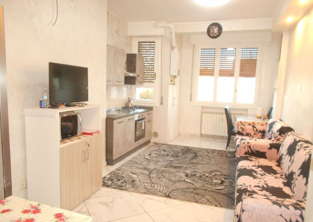 Bilocale Luminoso con Balcone e Posto Auto – Palazzina con Giardino Condominiale