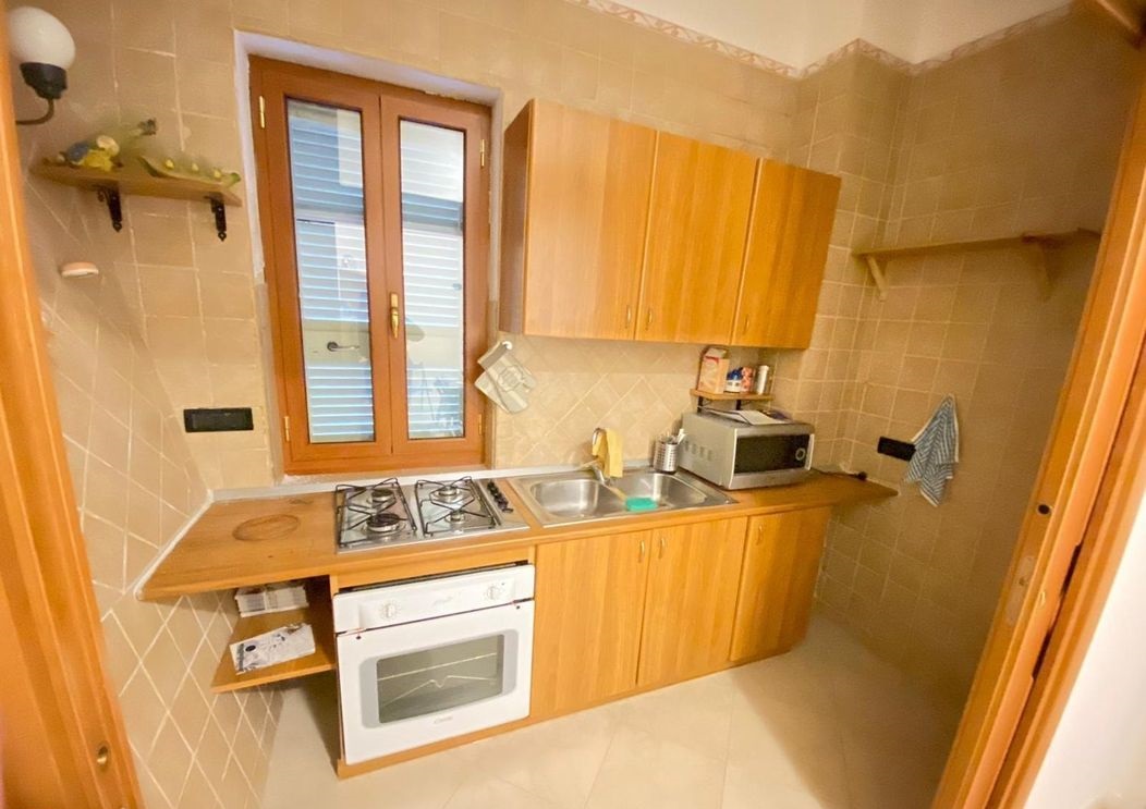 Grazioso Bilocale Ristrutturato con Terrazzo – Luminoso e Silenzioso, Piano Terra