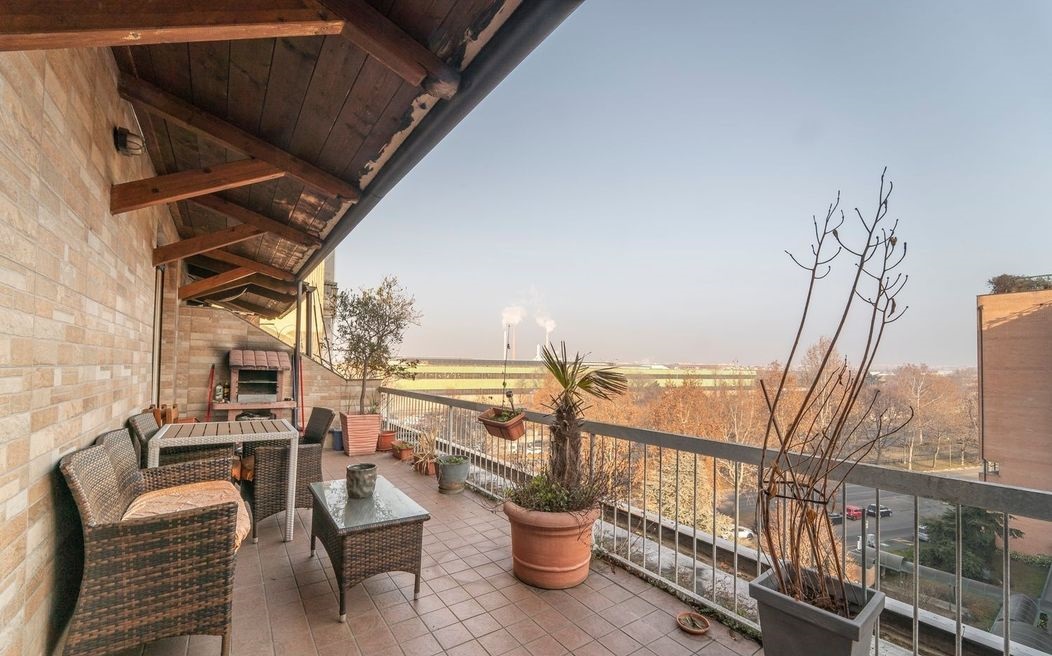 Attico Panoramico di 75 m² con Terrazzo di 20 m² – Luminoso 5° Piano con Ascensore