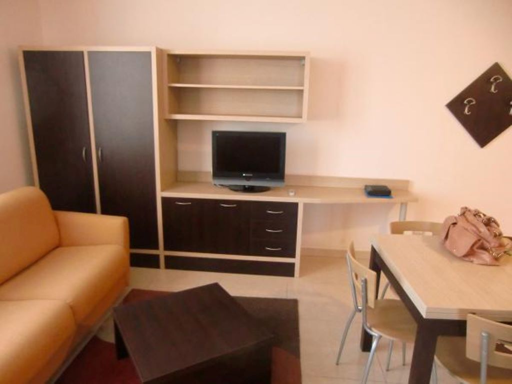 Bilocale di 50 m² con Balcone e Posto Auto – Zona San Fruttuoso, Completamente Arredato