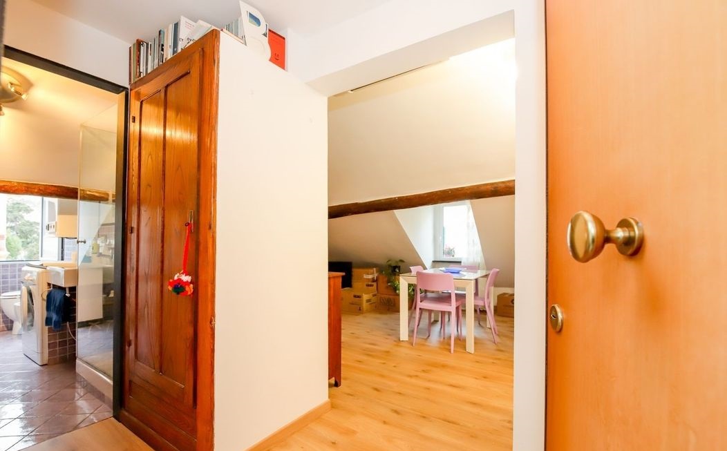 Bilocale Mansardato di 70 m² – Luminoso con Vista Panoramica sui Tetti