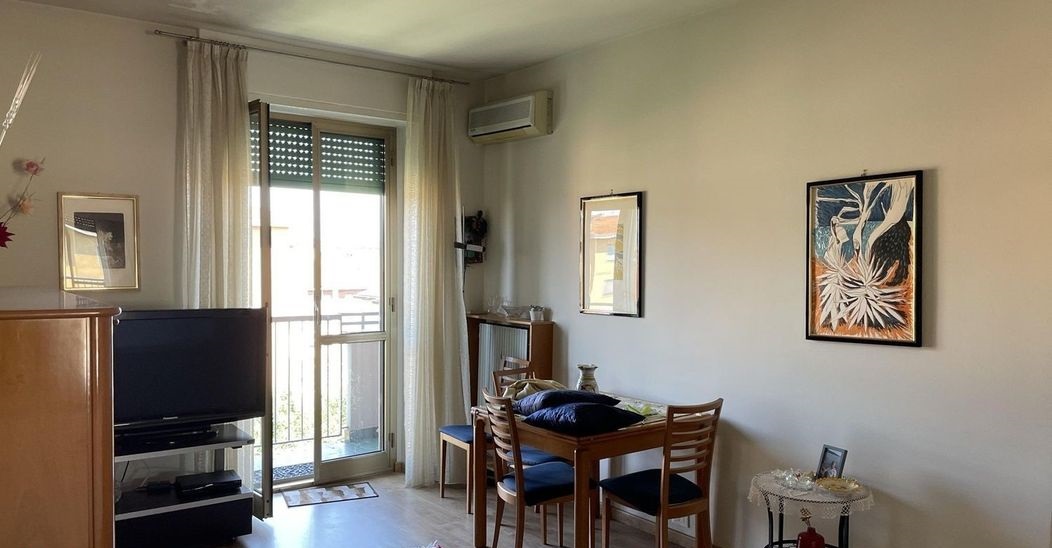 Ampio Bilocale di 77 m² all’Ultimo Piano con Balcone e Vista Aperta