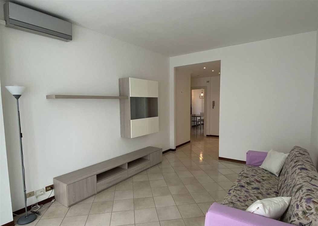 Ampio Bilocale di 75 m² con Balconi e Posto Auto