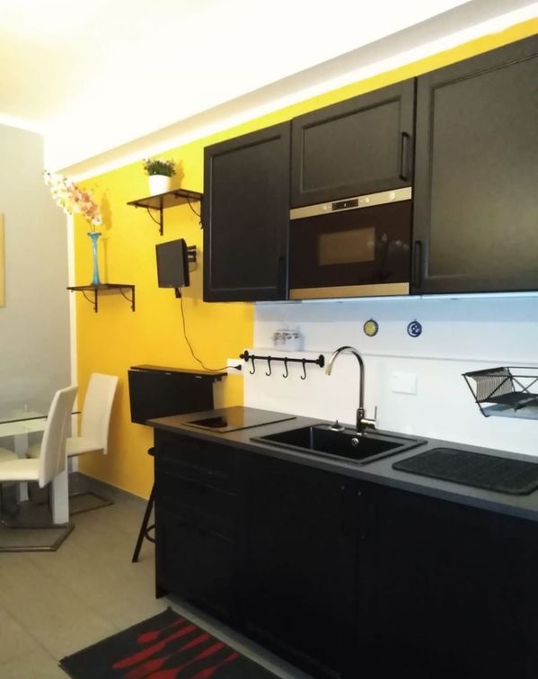 Bilocale Ristrutturato di 45 m² con Balcone e Posto Auto