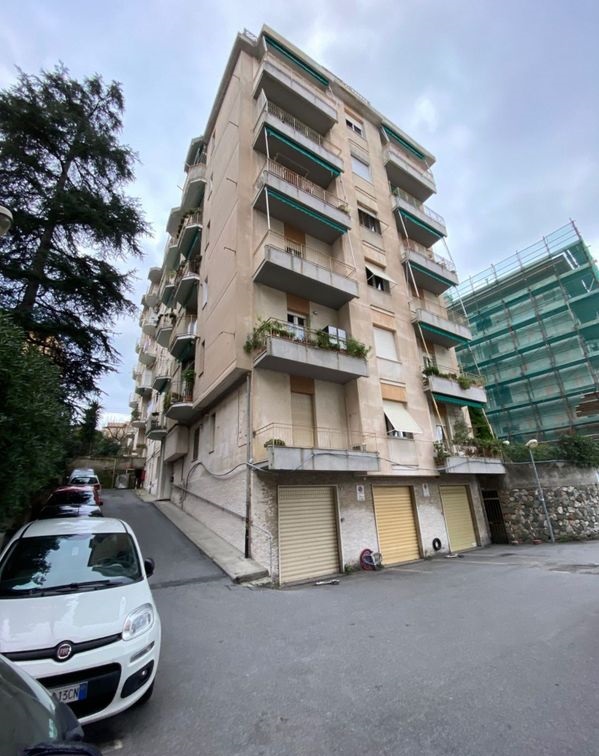 Bilocale vicino al mare con due balconi, posto auto e cantina