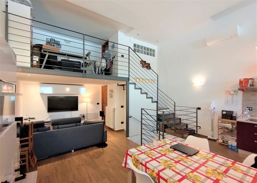 Stupendo Loft su 2 Livelli con Doppi Servizi – Silenzioso e Moderno