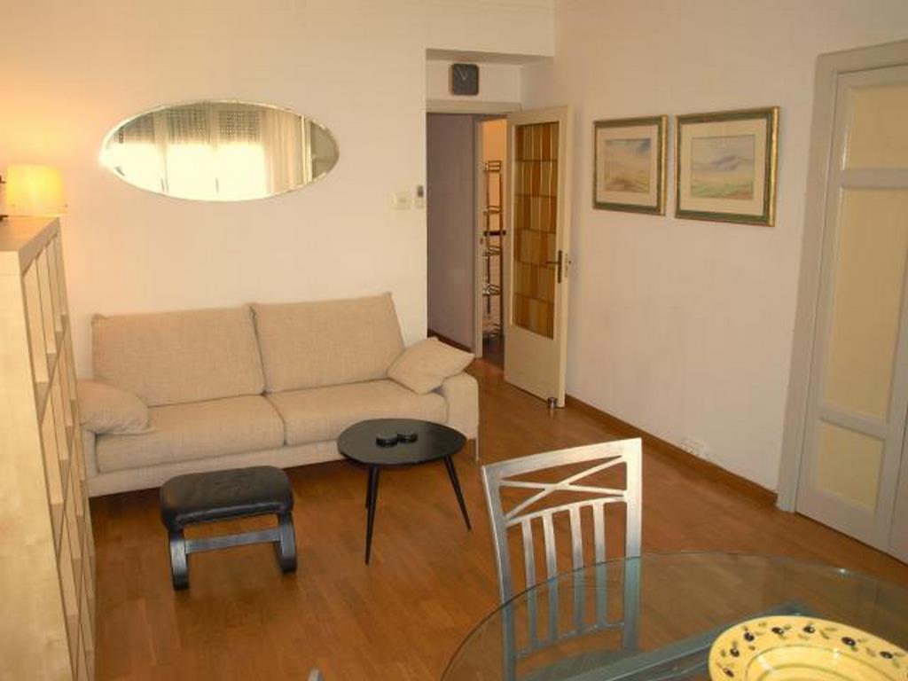 Accogliente Bilocale Arredato con Balcone e Posto Auto – Terzo Piano con Ascensore