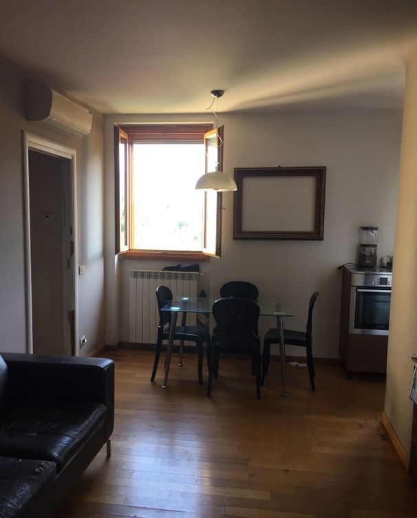 Luminoso Bilocale con Ampia Balconata e Posto Auto Privato