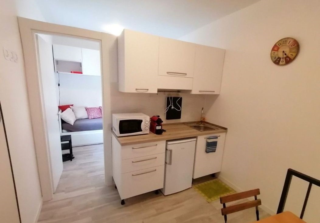 Monolocale Ristrutturato e Arredato di 26 mq – Primo Piano Silenzioso con Posto Auto