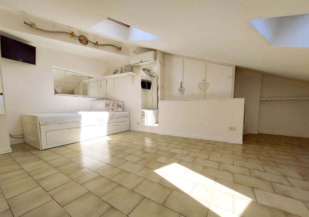 Monolocale Arredato di 32 mq – Ultimo Piano senza Ascensore con Climatizzazione e Riscaldamento Centralizzato