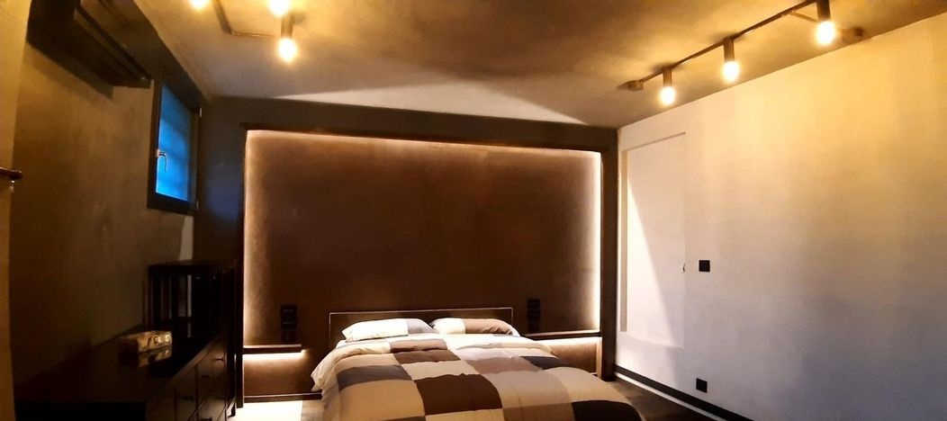 Ampio Monolocale di 56 mq con Ingresso Indipendente – Seminterrato, Giardino Privato, Box Auto e Riscaldamento Autonomo