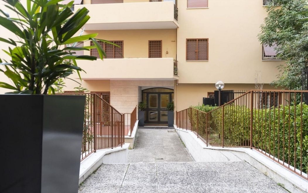 Ampio Bilocale di 64 mq – 1° Piano con Ascensore, Luminoso e Vuoto da Arredare